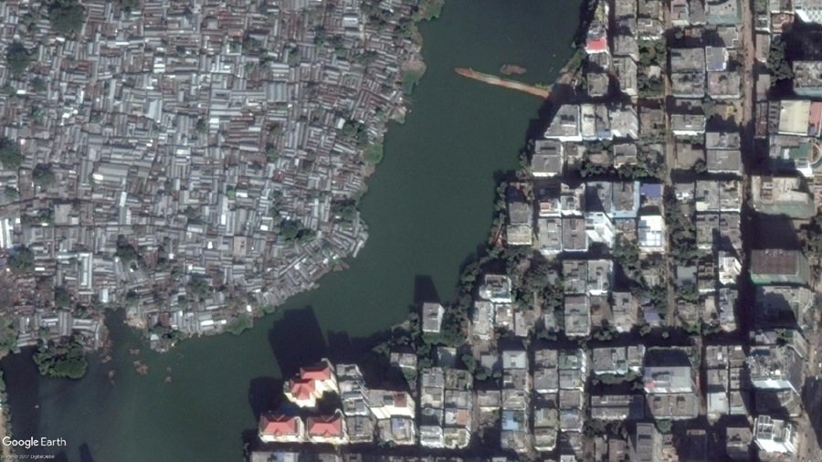 Unequal Scene: extreme poverty living on the doorstep of privilege | source: Google earth